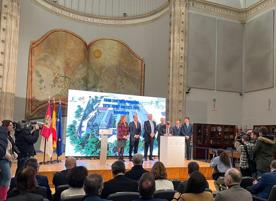 Firma del contrato programa entre la JCCM y la Universidad de Alcalá de Henares en la Iglesia de los Remedios de Guadalajara