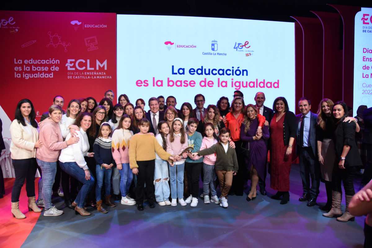 Foto de familia con todos premiados por el Día de la Enseñanza.