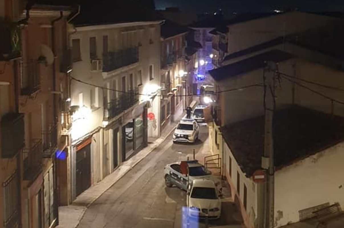 Imagen del dispositivo policial en la calle Carbón. Foto: S. C. A.