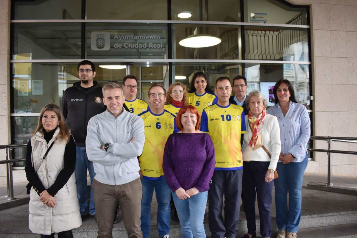 Foto de familia en la presentación del I Torneo de balonmano inclusivo en Ciudad Real.