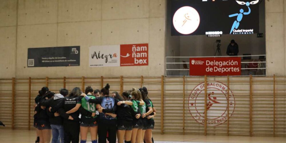 Las jugadoras del BM Toledo Imperial, en uno de lo descansos. Foto: BM Toledo Imperial.