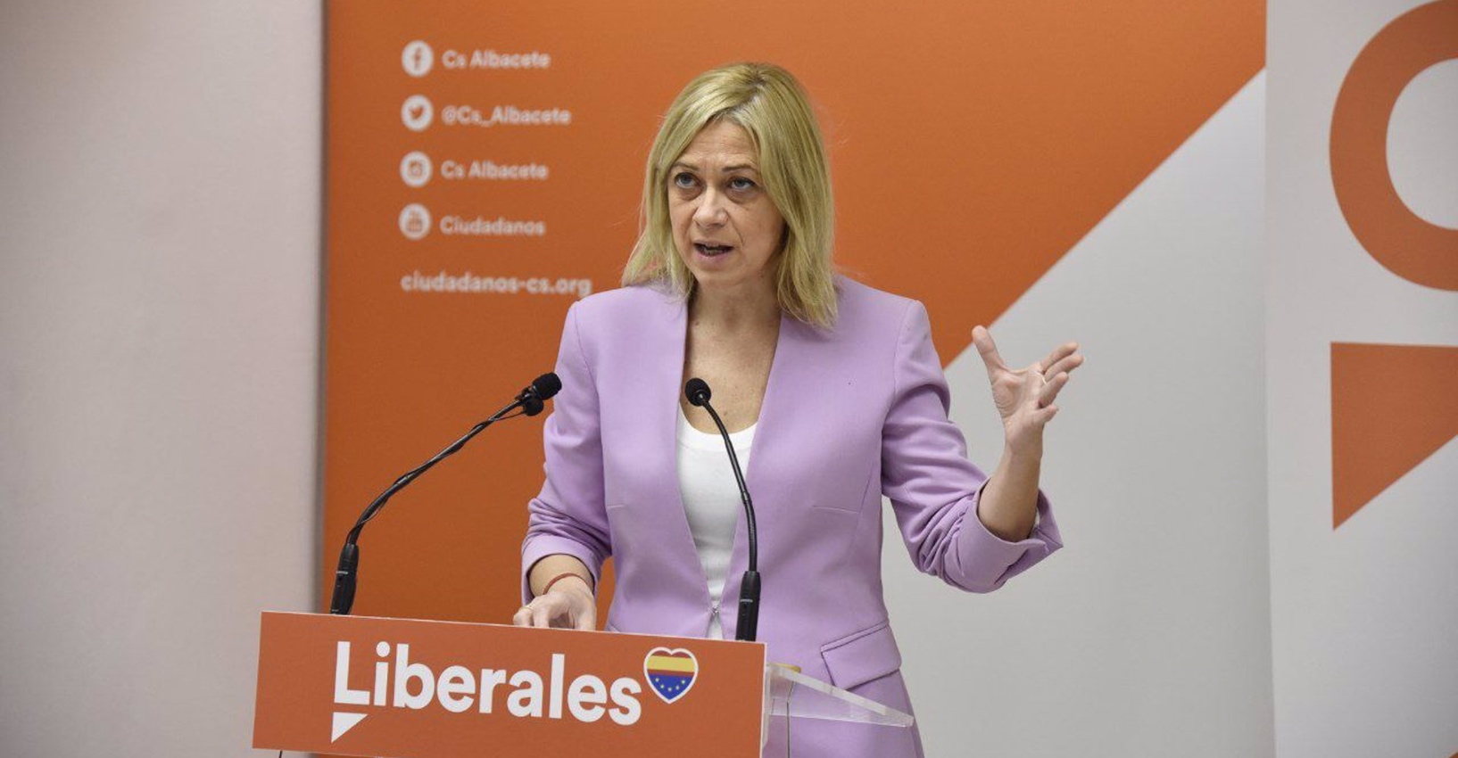 La líder de Ciudadanos en Castilla-La Mancha, Carmen Picazo, durante una rueda de prensa en la sede del partido en Albacete.