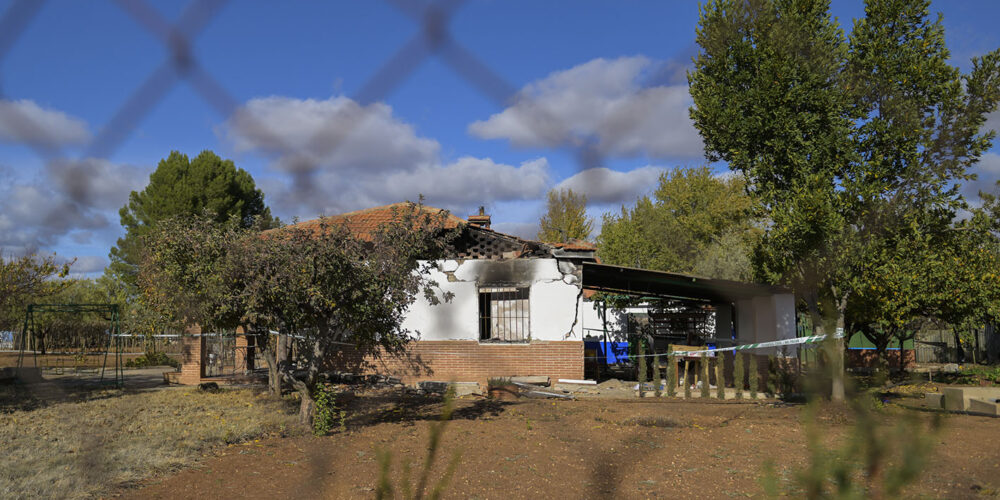 Casa de campo donde se produjo el tiroteo y que fue incenciada posteriormente, en Argamasilla de Calatrava. Foto: EFE/Jesús Monroy.