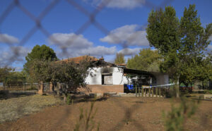 Casa de campo donde se produjo el tiroteo y que fue incenciada posteriormente, en Argamasilla de Calatrava. Foto: EFE/Jesús Monroy.