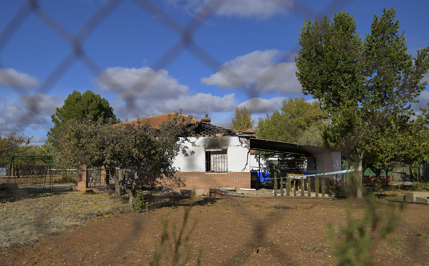 Casa de campo donde se produjo el tiroteo y que fue incenciada posteriormente, en Argamasilla de Calatrava. Foto: EFE/Jesús Monroy.