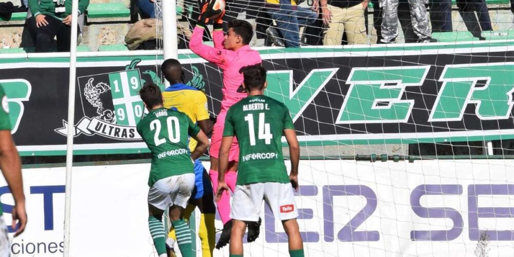 Lance del partido entre el Toledo y La Solana. Foto: CD Toledo.