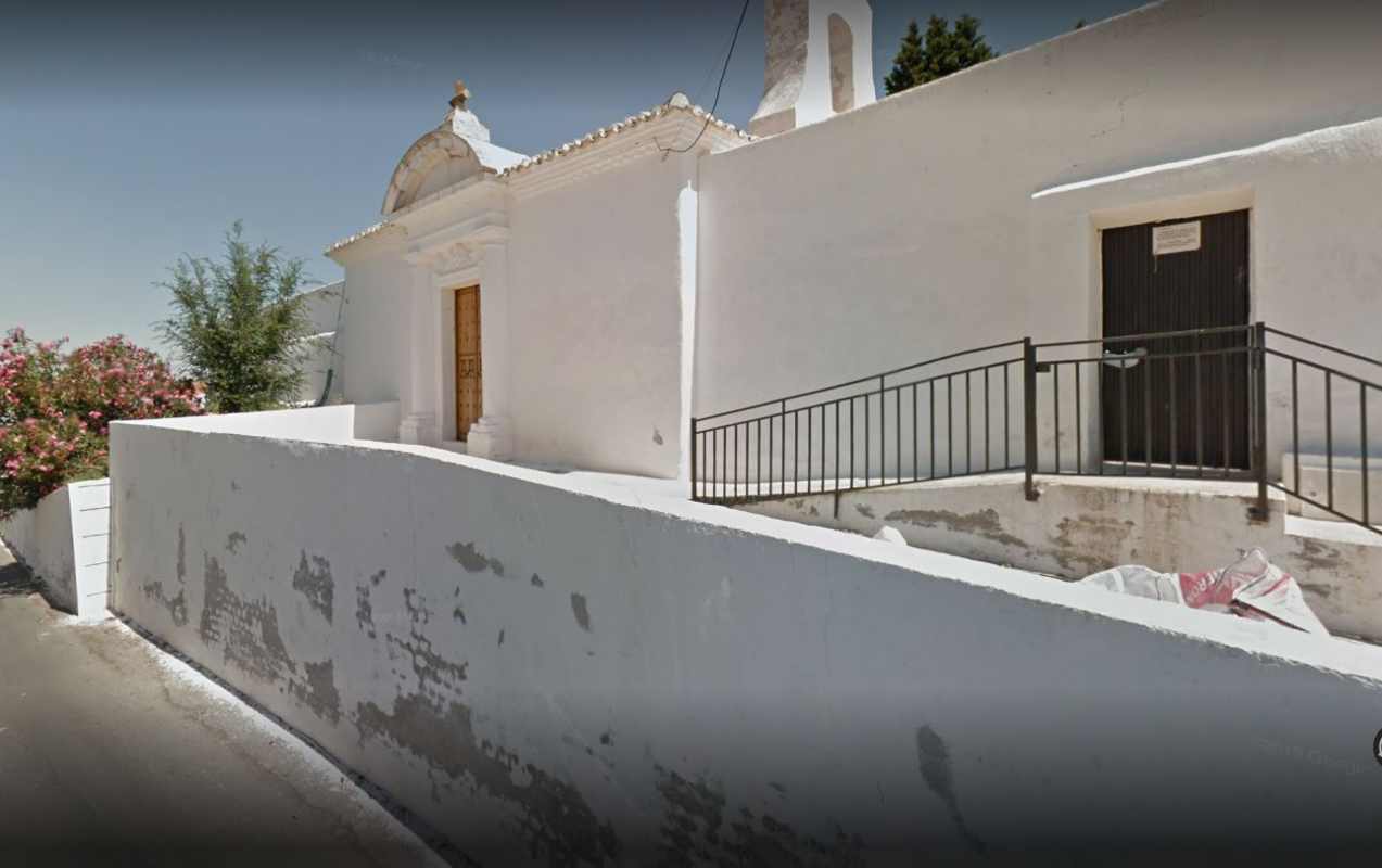 Entrada al cementerio de Ontígola. Foto: Wikipedia.