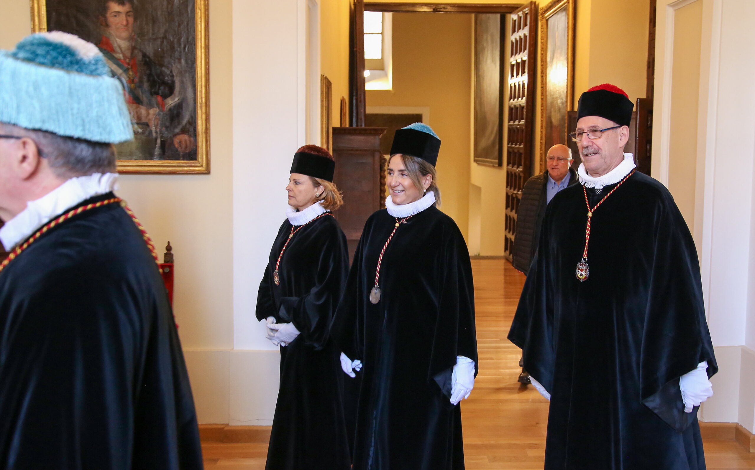 Milagros Tolón, alcaldesa de Toledo, junto a la Cofradía de Investigadores.