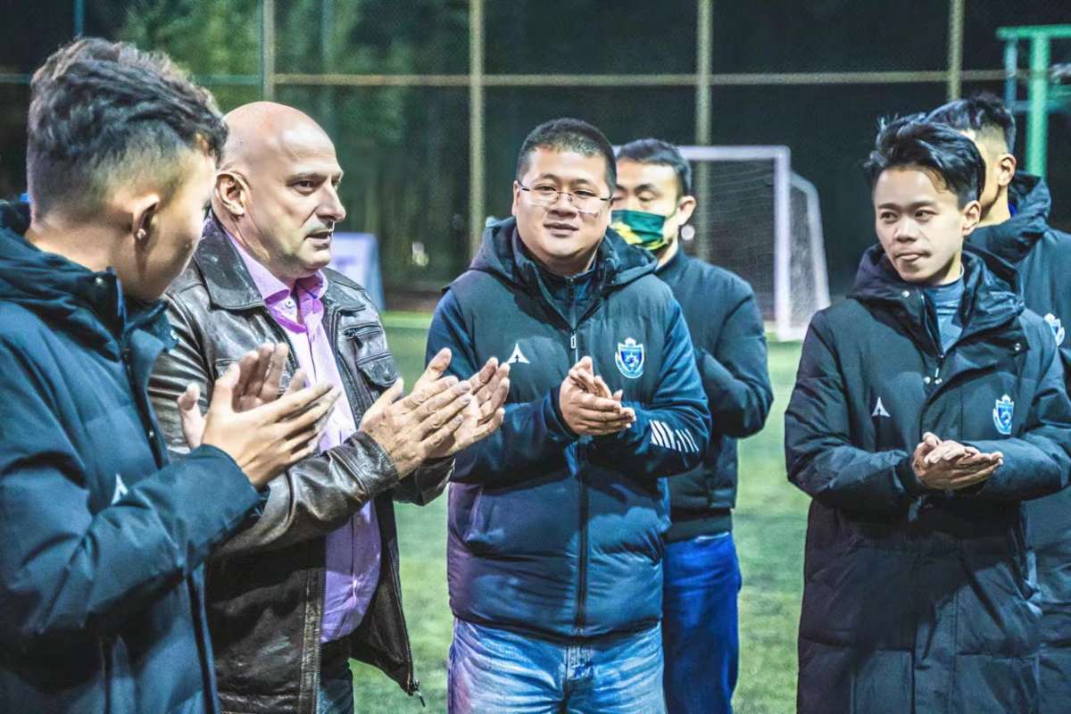 El entrenador toledano, con su nueva plantilla.