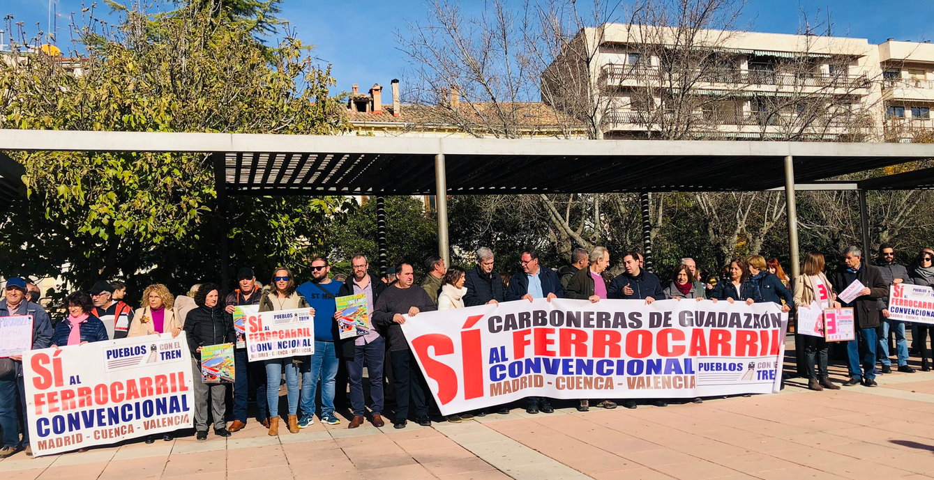 Unas 150 personas se han concentrado en Cuenca para pedir que no cierren la línea de tren entre Madrid y Valencia que pasa por Cuenca.