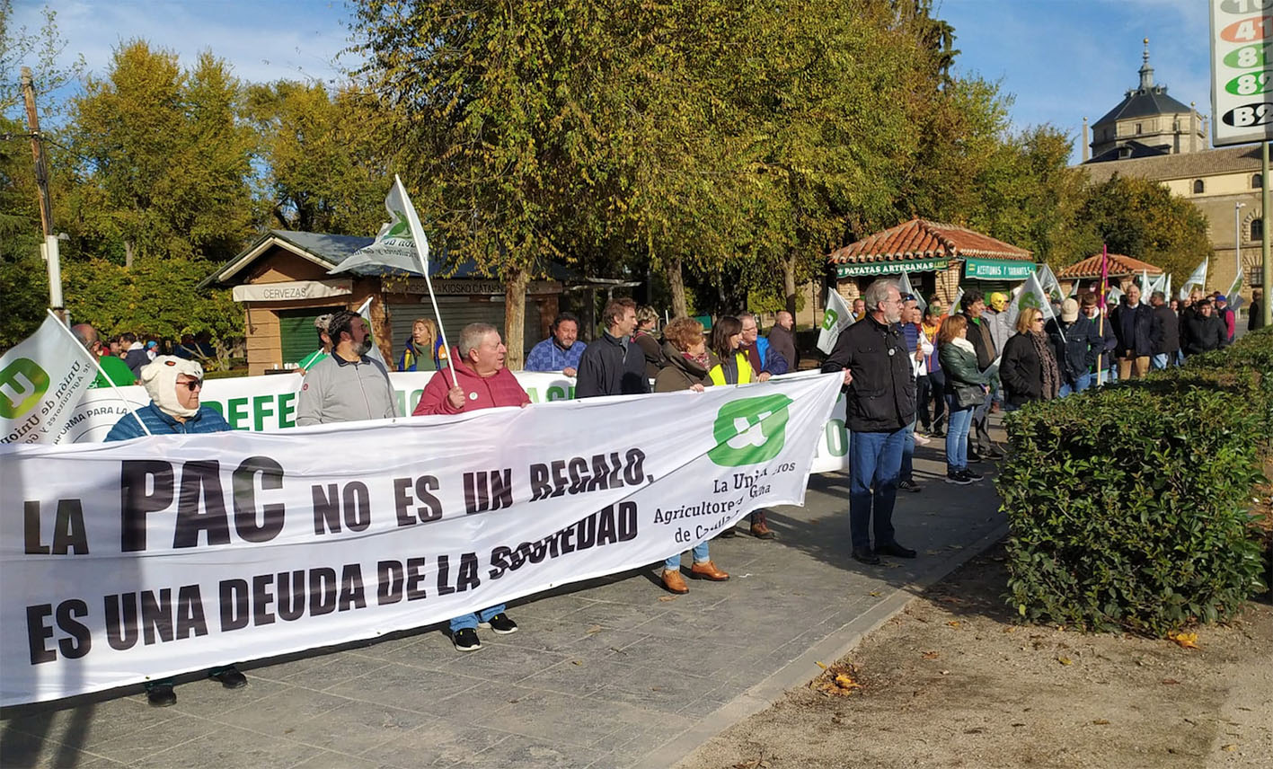 Unos 200 agricultores y ganaderos se han dado cita en Toledo para criticar la política económica que tiene Page con ellos.