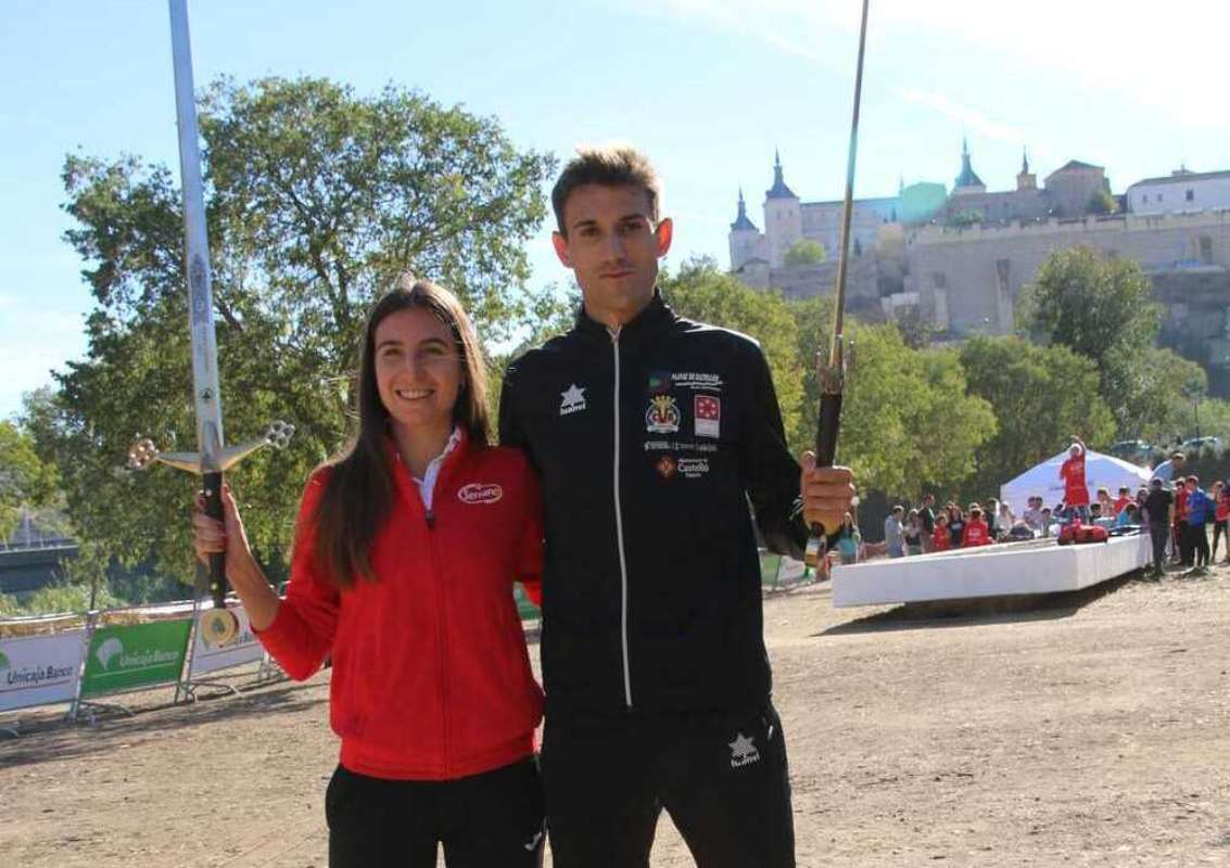 María Ureña y Sergio Jiménez, flamantes con sus espadas toledanas. Foto: Club Atletismo San Ildefonso.