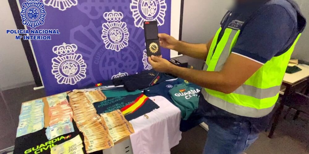 Dinero y objetos incautados en casa del detenido durante la investigación de la Policía Nacional.