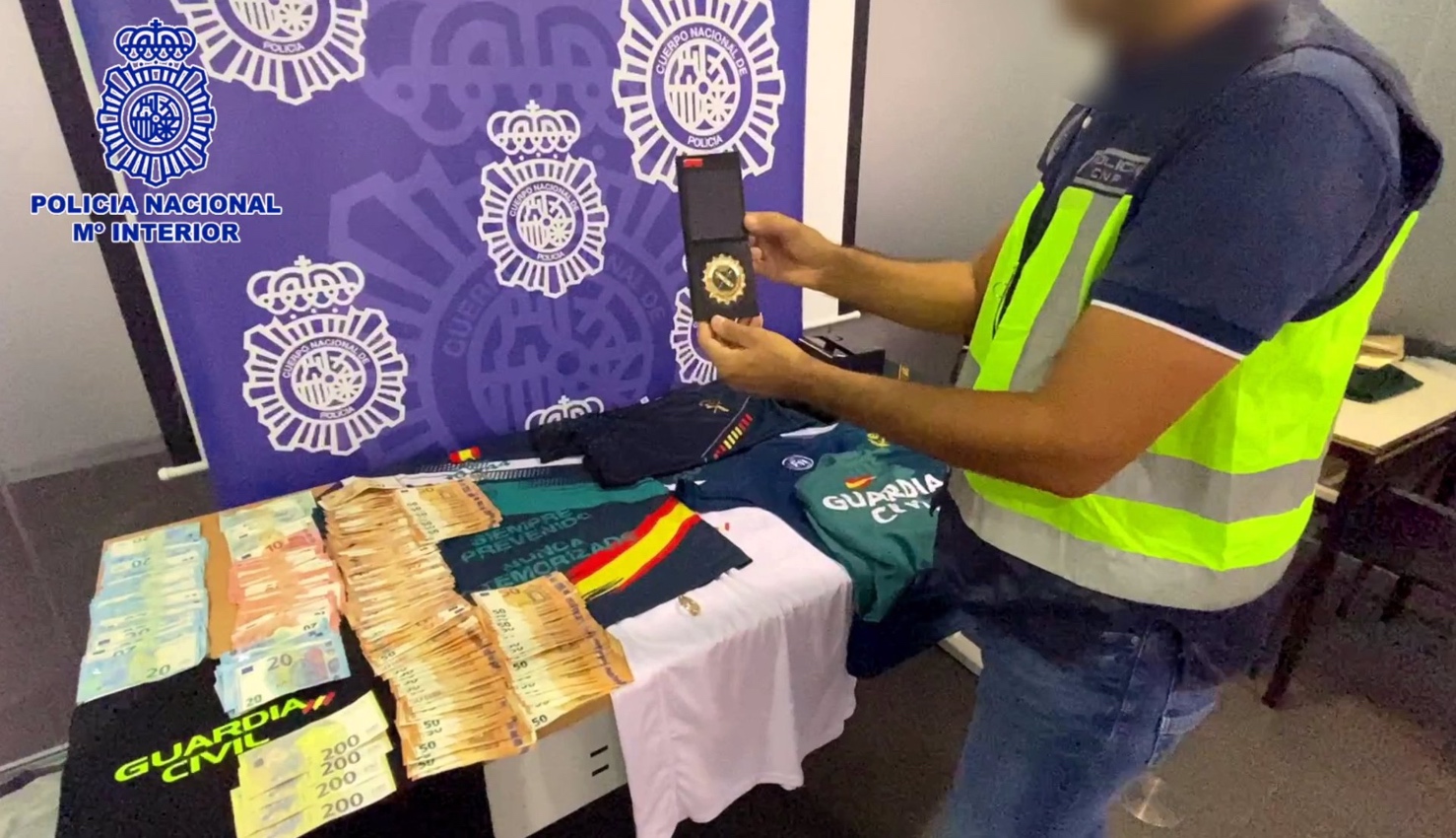Dinero y objetos incautados en casa del detenido durante la investigación de la Policía Nacional.