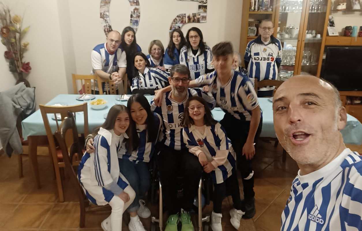 Aunque no lo parezca, solo él es del equipo donostiarra en la familia.