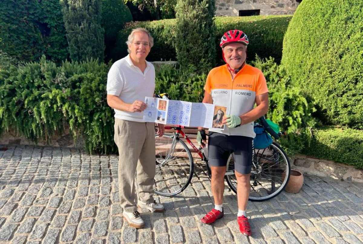 Juan Luis García, con Fernando Lleida, director-propietario del Cigarral de las Mercedes de Toledo, y la cartilla sellada.