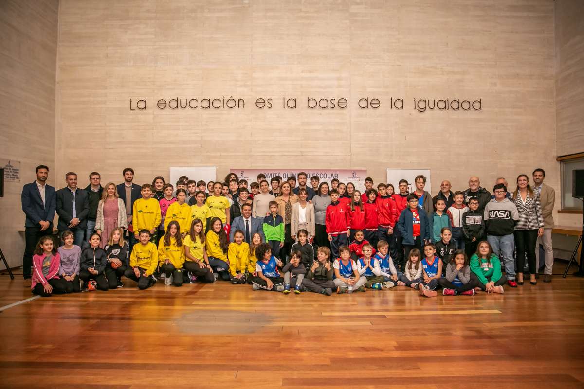 Foto de familia tras la creación del Comité Olímpico en Edad Escolar.