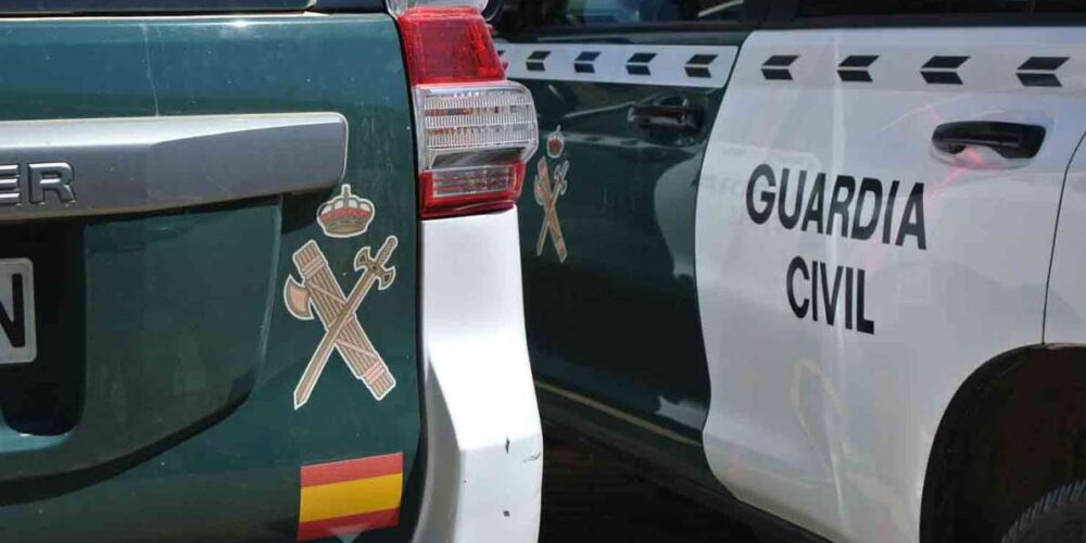 Foto de archivo de dos vehículos de la Guardia Civil.