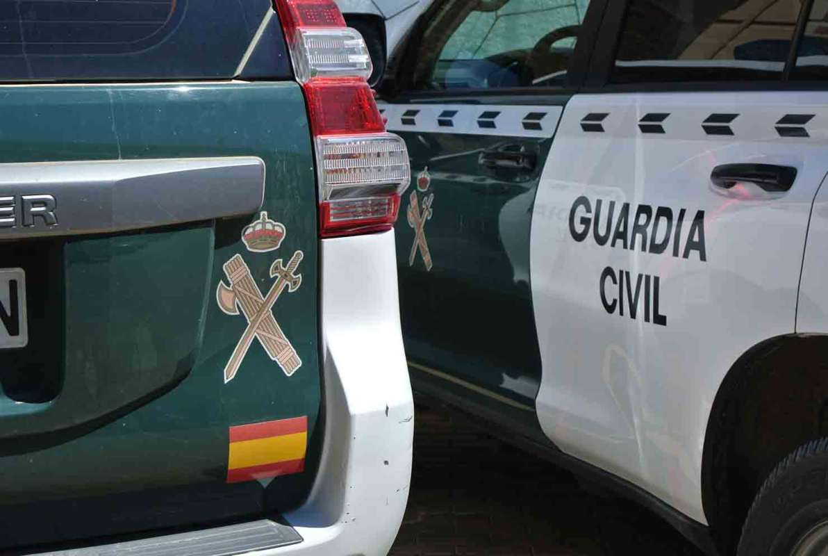 Foto de archivo de dos vehículos de la Guardia Civil.