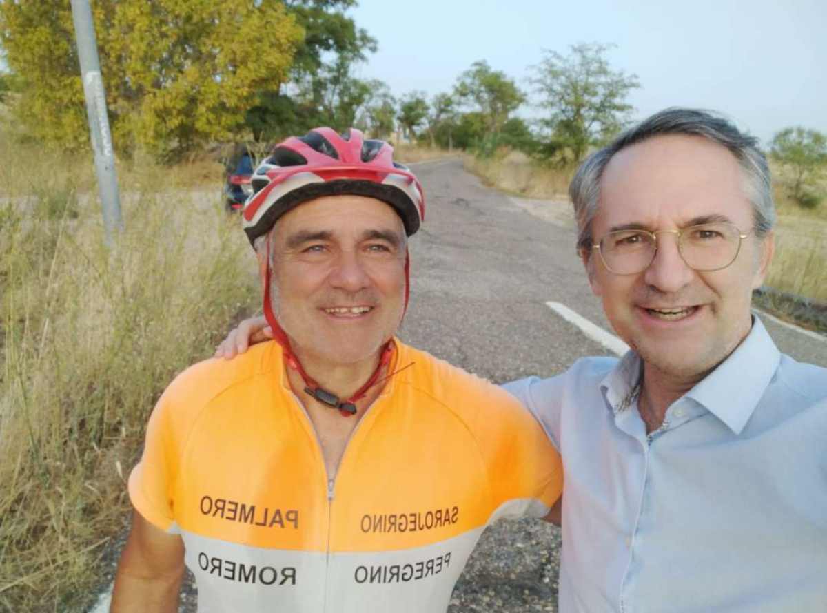 El peregrino posa con el director de Eurocaja Rural en Polán, Javier Ramírez.