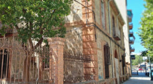 Fachada de la antigua clínica de La Milagrosa, en Talavera.