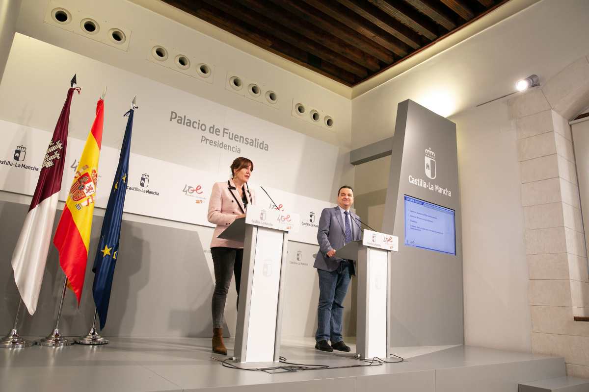 La portavoz y consejera de Igualdad, Blanca Fernández, junto al consejero de Agricultura, Agua y Desarrollo Rural, Francisco Martínez Arroyo.