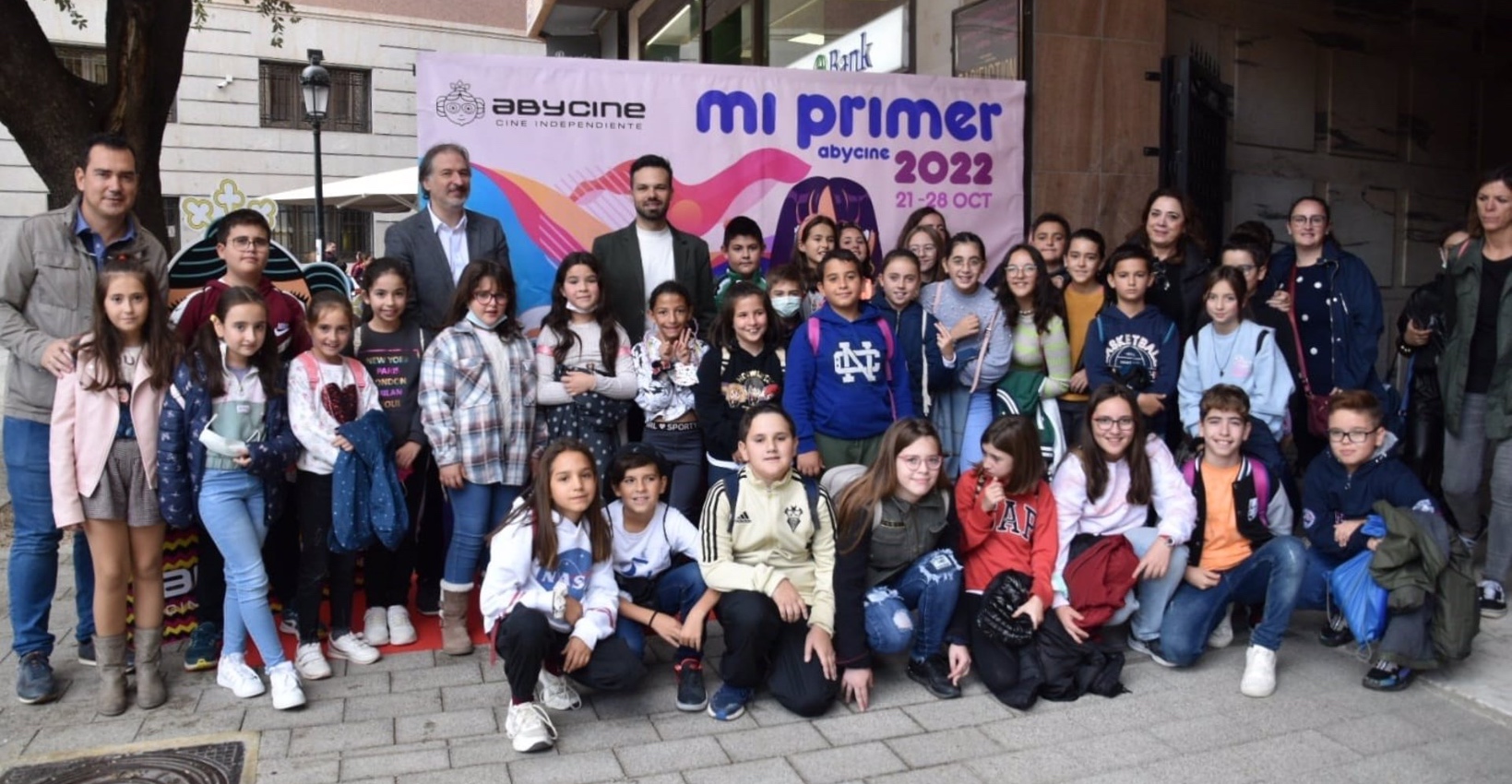 El director de Abycine, José Manuel Zamora, y el diputado de Cultura, Miguel Zamora, junto con participantes de Mi Primer Abycine.