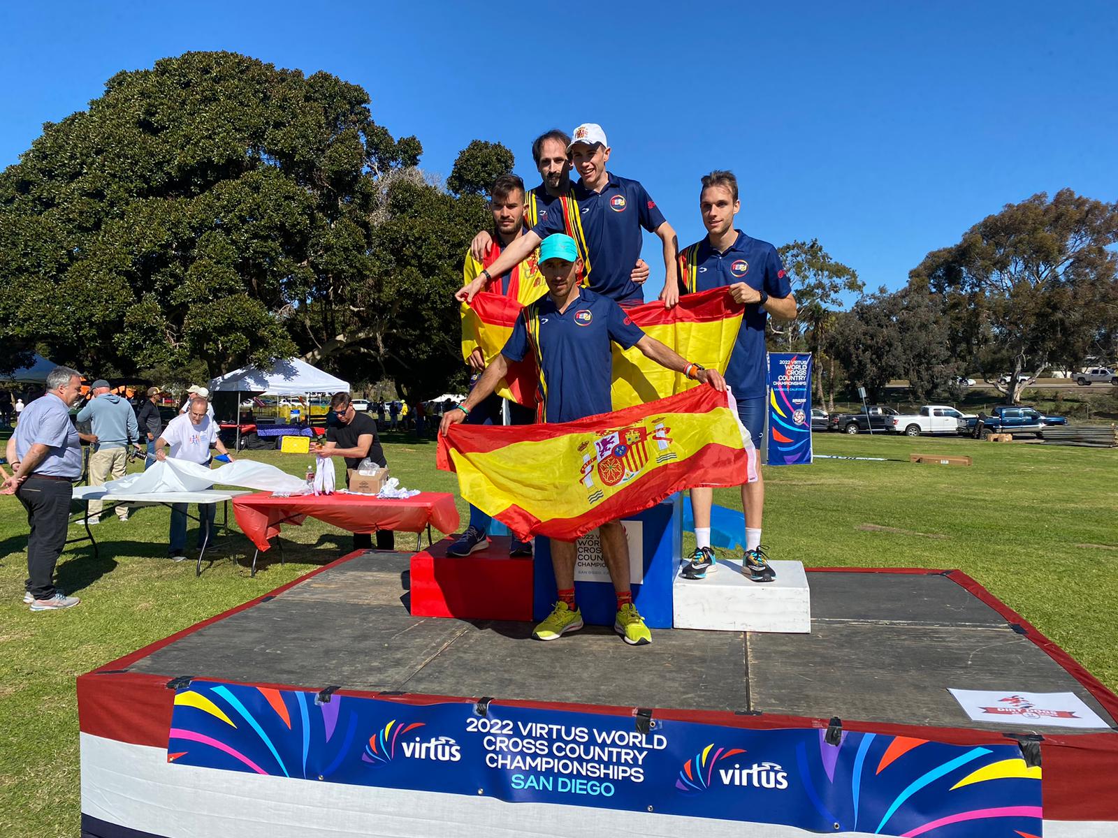 El deportista albaceteño junto con el equipo español de la Selección Mundial de Cross, FEDDI.