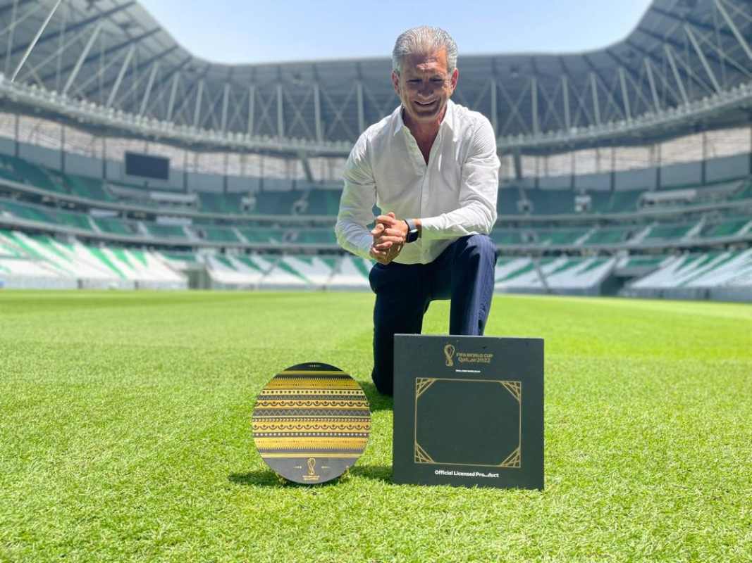 El director de Anframa, José Carlos Sánchez, en un estadio del Mundial de Catar con uno de los regalos conmemorativos del torneo, elaborado por Anframa.