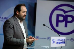 Núñez, durante la rueda de prensa que ha ofrecido este domingo en Guadalajara junto al coordinador general del PP, Elías Bendodo.