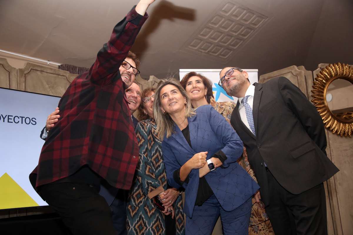 "Selfie" de Tolón y algunos de los asistentes en la presentación.