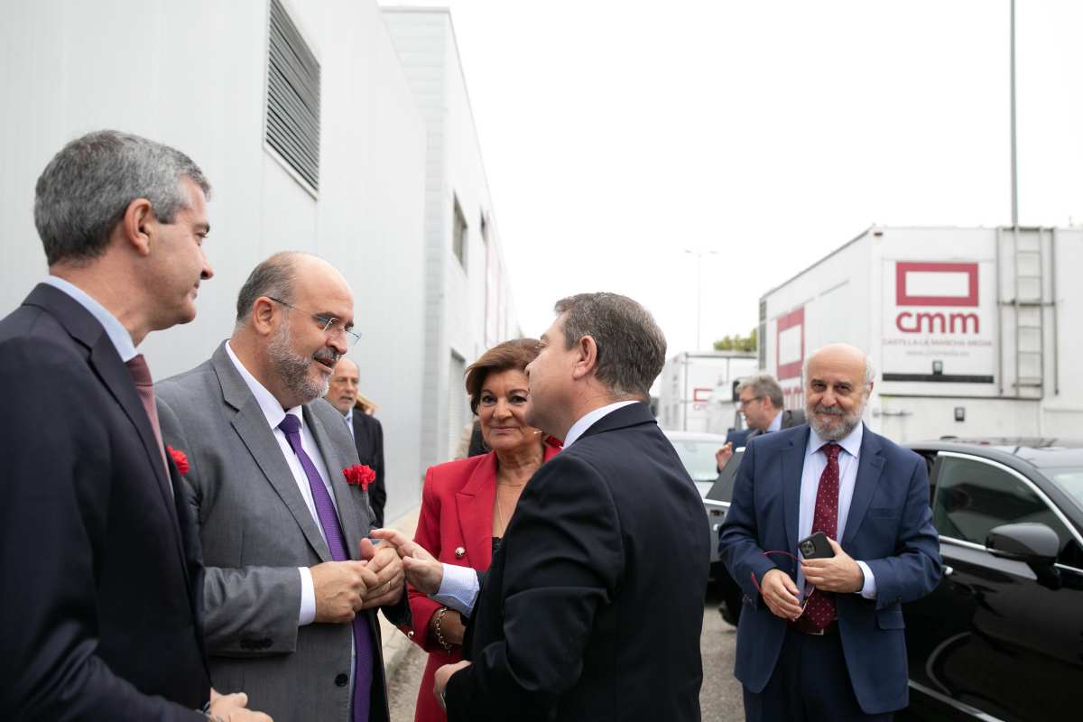 En la imagen, Emiliano García-Page saluda a José Luis Martínez Guijarro.