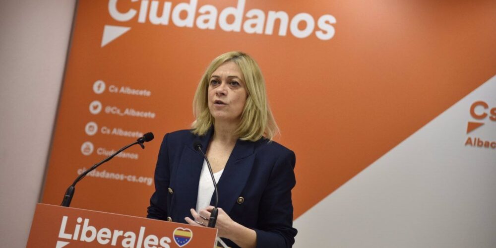 La coordinadora autonómica de C's en CLM, Carmen Picazo, durante una rueda de prensa en Albacete.
