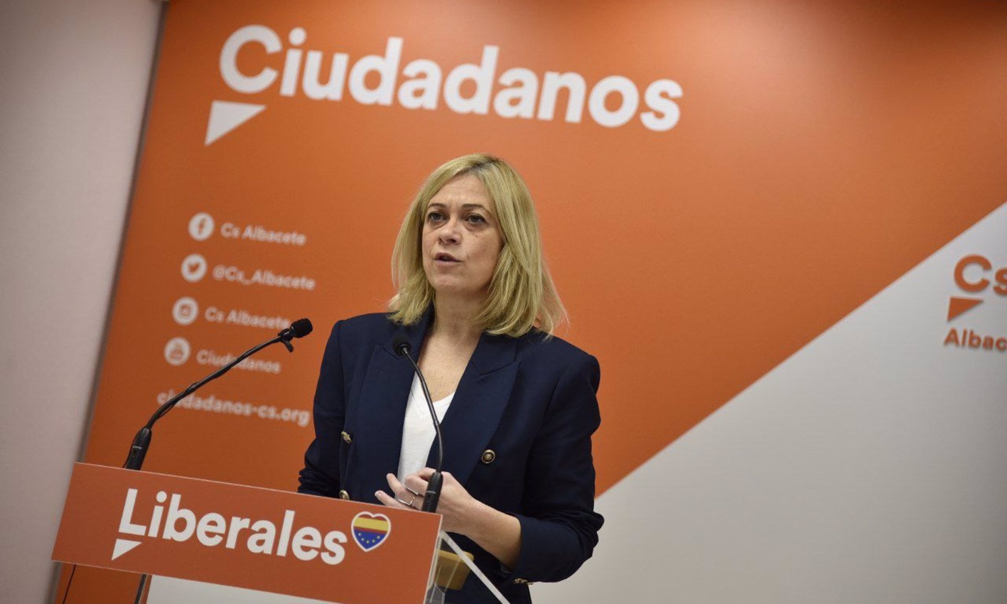 La coordinadora autonómica de C's en CLM, Carmen Picazo, durante una rueda de prensa en Albacete.