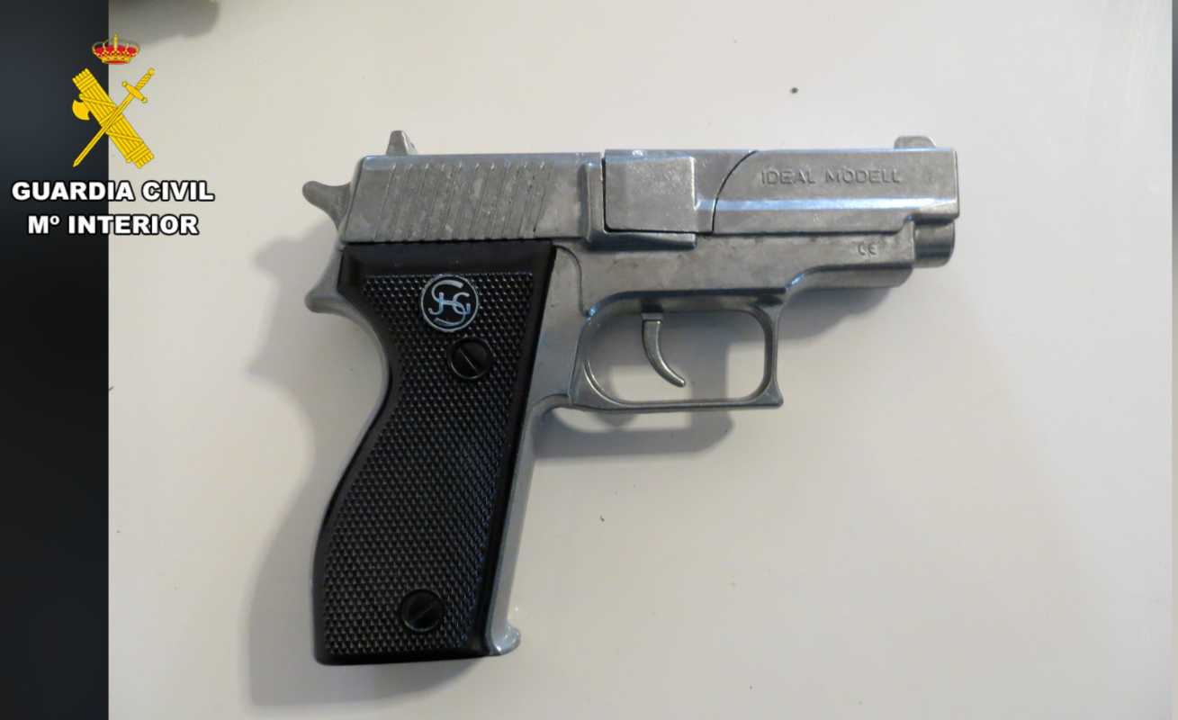 Imagen de una de las pistolas incautadas a la banda de Las Mesas (Cuenca)