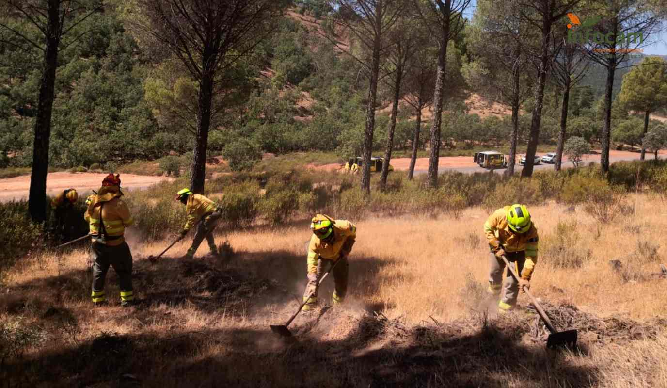 Trabajadores del Plan Infocam en las tareas de extinción de un incendio.