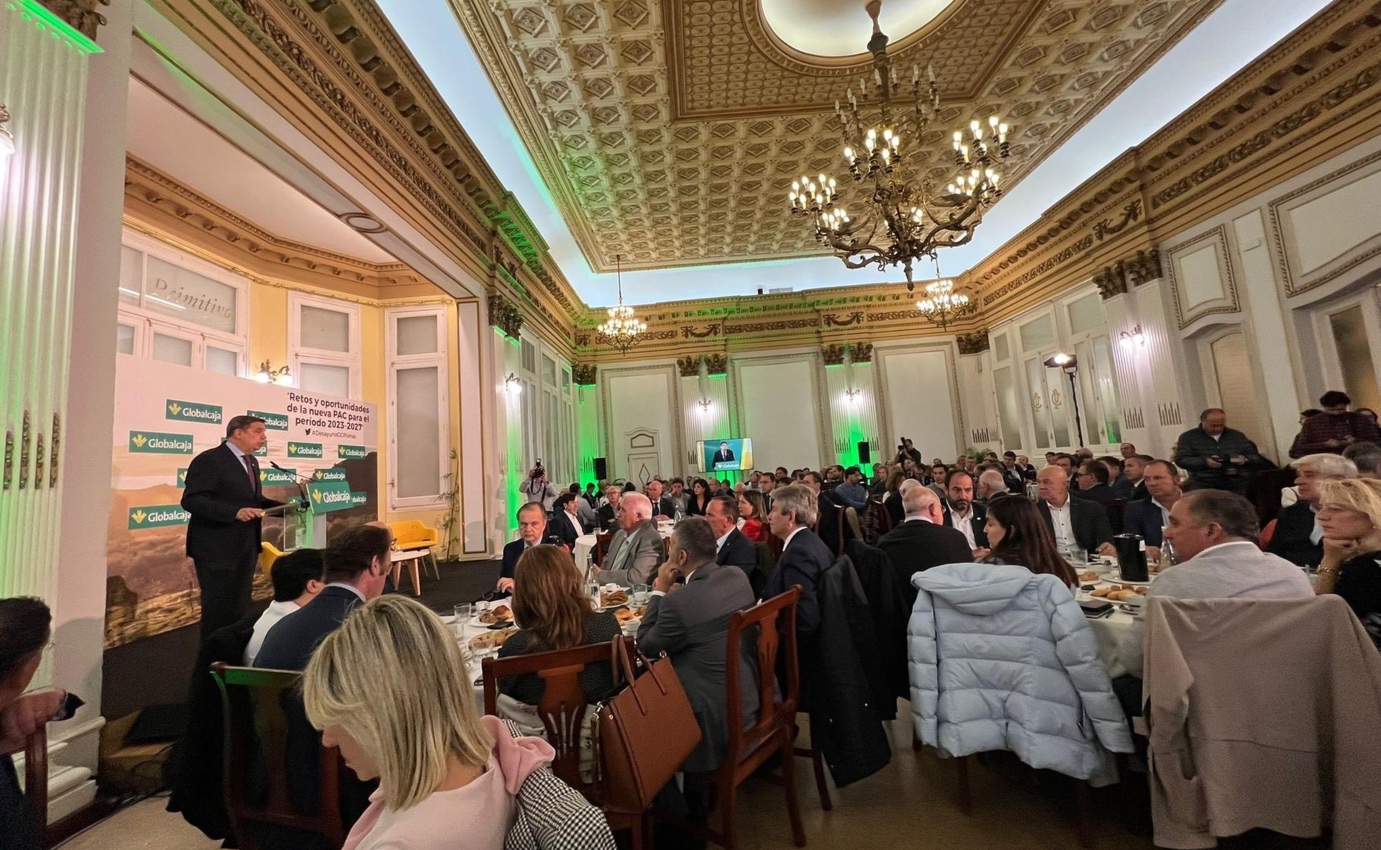 El ministro de Agricultura, Pesca y Alimentación, Luis Planas, durante el desayuno informativo organizado por Globalcaja en Albacete.