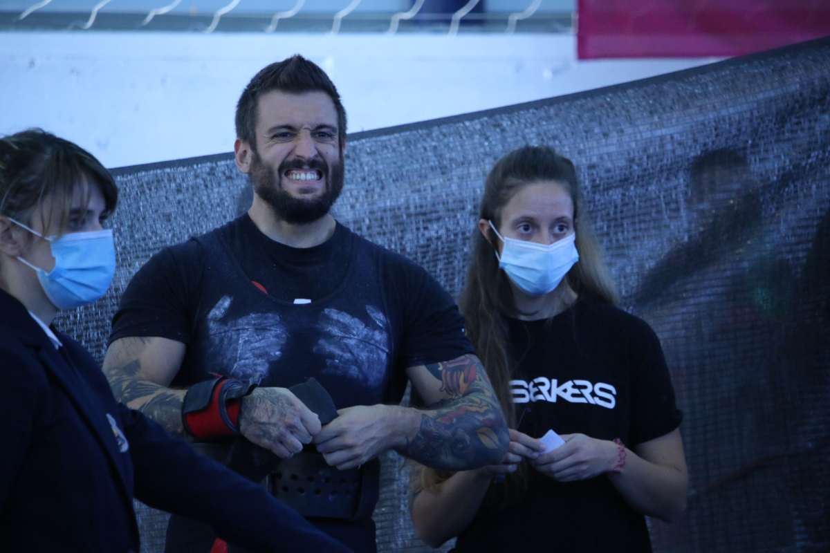 En la foto, Óscar Sánchez con su entrenadora Paula Pacheco en la pasada Copa de España de 2021, que se celebró en Carranque.