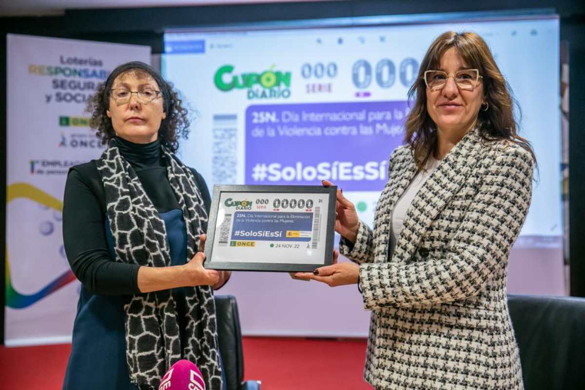 Charo Infante (izquierda) y Blanca Fernández, presentando el cupón reivindicativo de la ONCE.