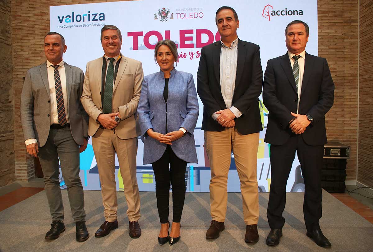 Milagros Tolón, alcaldesa de Toledo, junto a responsables de Valoriza y Acciona, adjudicatarios del servicio de recogida de basuras. Foto: Sara M. Trevejo.