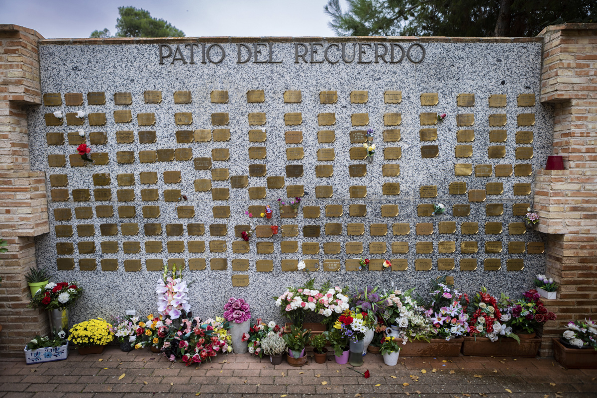 Detalle de un muro con placas de personas fallecidas en el cementerio de Toledo. EFE/Ángeles Visdómine.