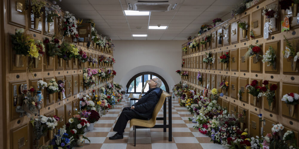 En la imagen, un anciano visita la tumba de algún ser querido en Toledo. EFE/Ángeles Visdómine.