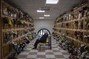 En la imagen, un anciano visita la tumba de algún ser querido en Toledo. EFE/Ángeles Visdómine.