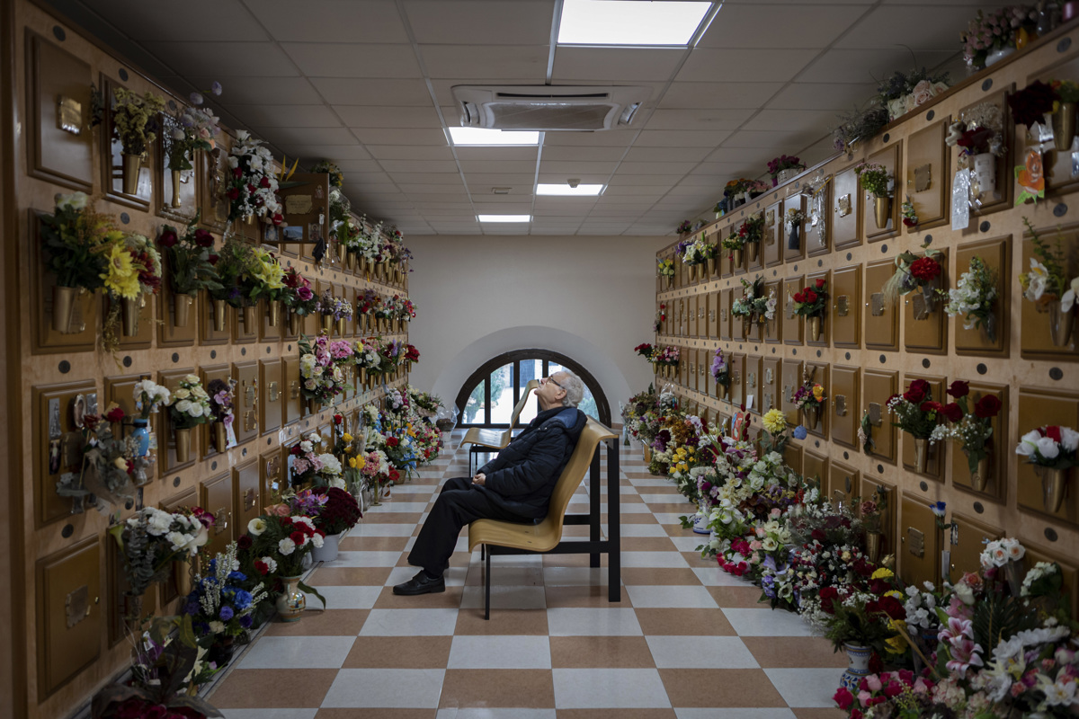En la imagen, un anciano visita la tumba de algún ser querido en Toledo. EFE/Ángeles Visdómine.