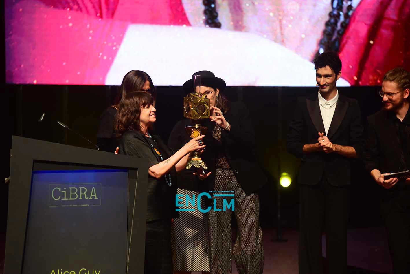 Rosa Montero, recibiendo el premio "Alice Guy" en la clausura del Festival "Cibra".