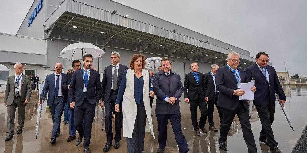 Inaugura la planta de fabricación de depósitos de polietileno de la compañía Schütz Ibérica en Cazalegas (Toledo). Foto: Manu Reino.