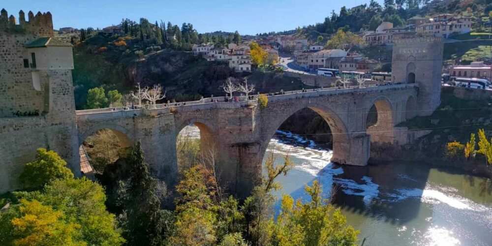 El río Tajo, a su paso por el puente de San Martín, en Toledo.