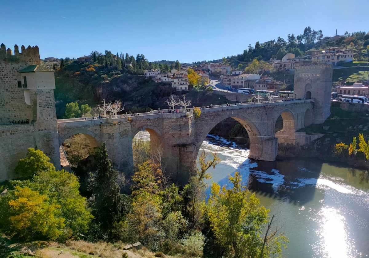 El río Tajo, a su paso por el puente de San Martín, en Toledo.