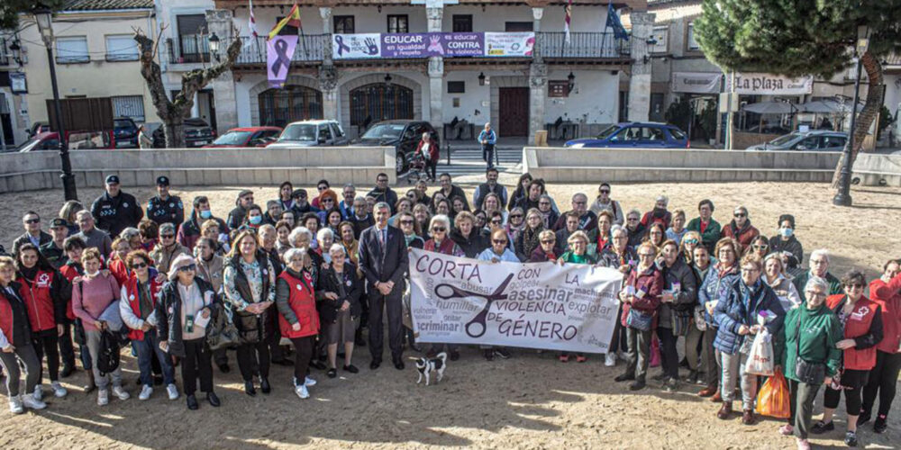 Concentración del 25N en Escalona (Toledo). La tía Nati, a la derecha del alcalde, Álvaro Gutiérrez, en el centro de la imagen.