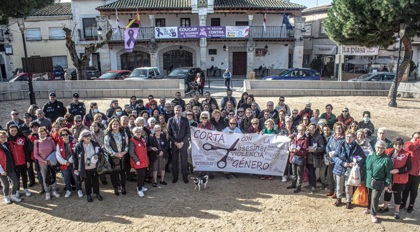 Concentración del 25N en Escalona (Toledo). La tía Nati, a la derecha del alcalde, Álvaro Gutiérrez, en el centro de la imagen.